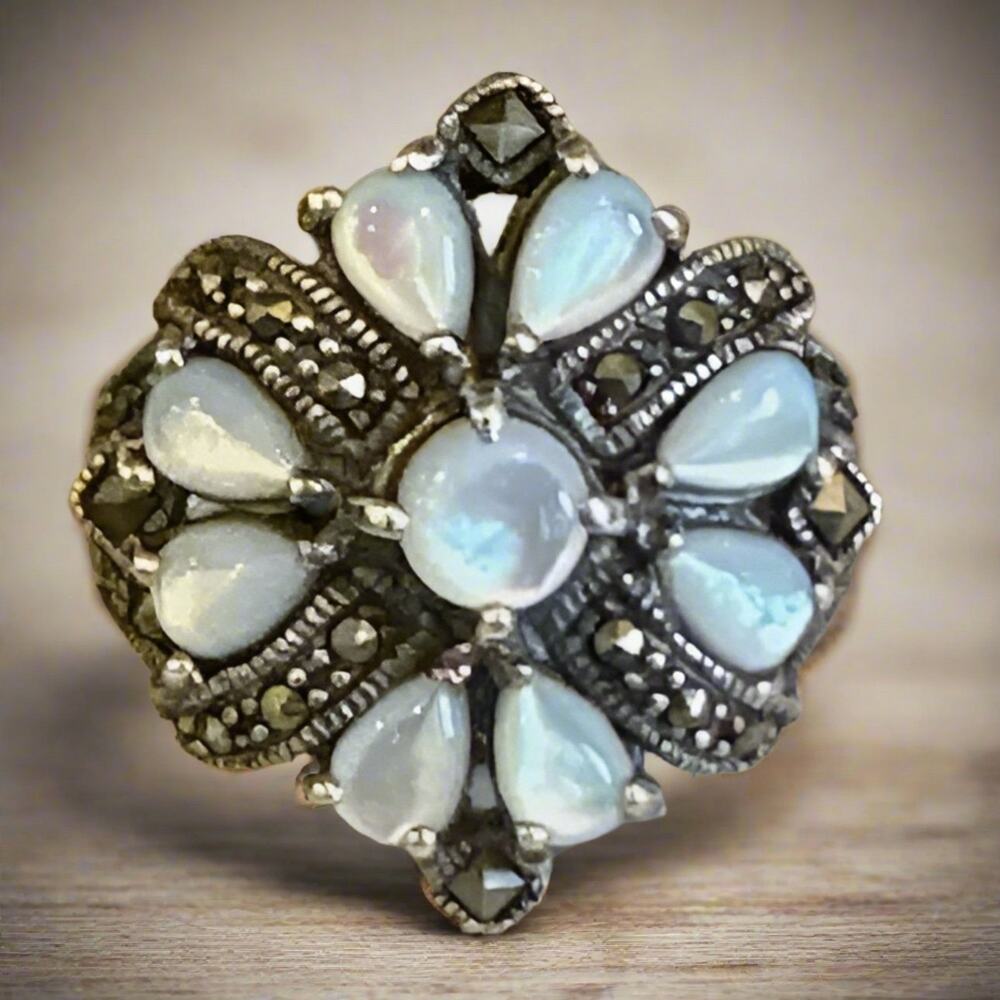 Gorgeous Marcasite & Mother of Pearl Ring Size 7.5 Vintage 8g - Picture 2 of 6